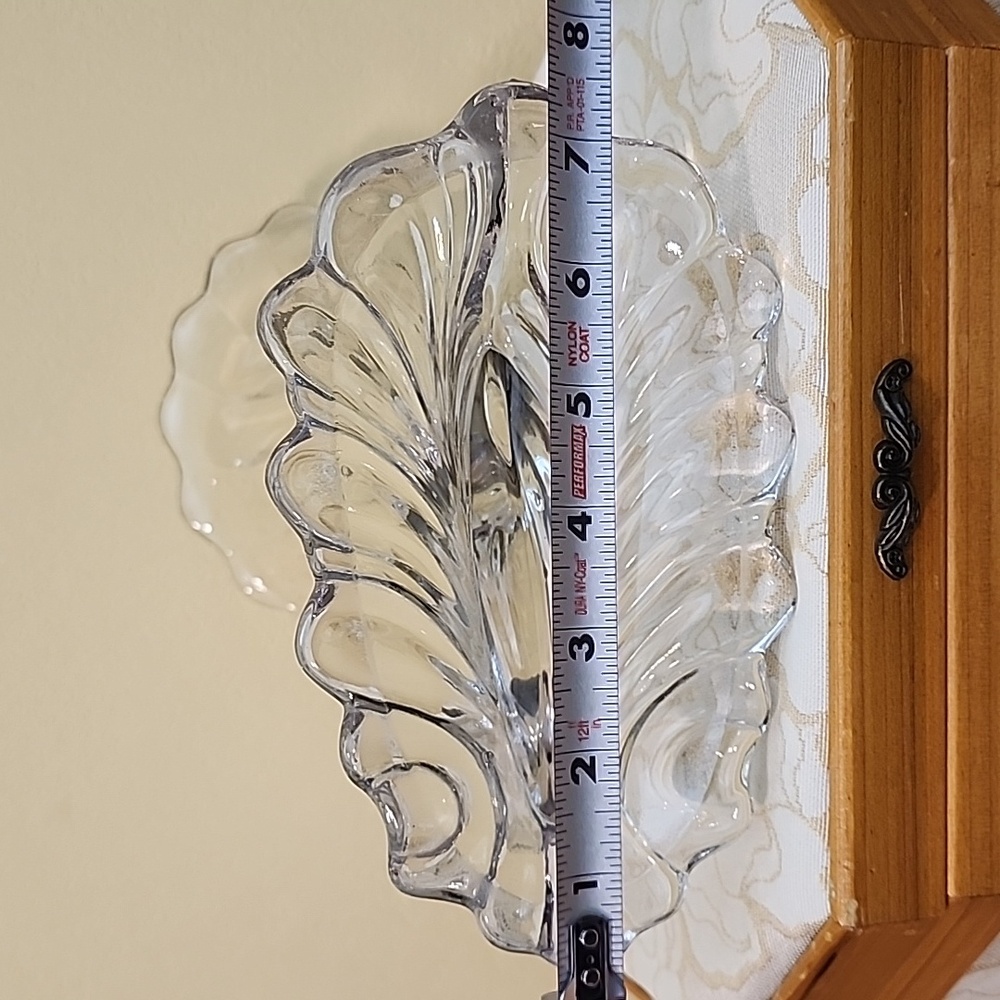 Elegant Vintage Clear Glass Cornucopia Vase - Picture 5 of 6